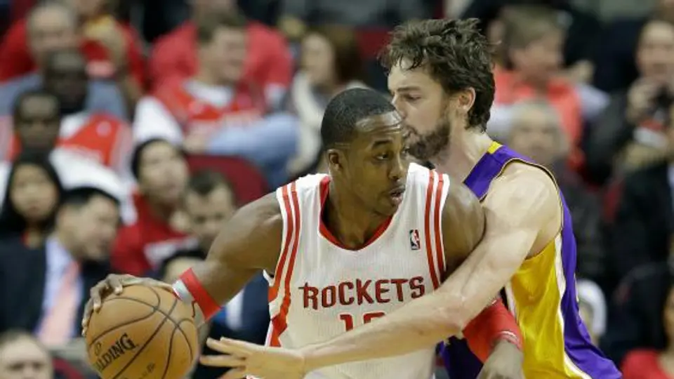 Harden y Howard guían victoria de Rockets ante Lakers
