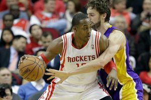Harden y Howard guían victoria de Rockets ante Lakers