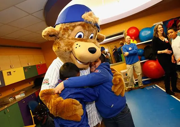 Mascota de Cachorros visita un hospital