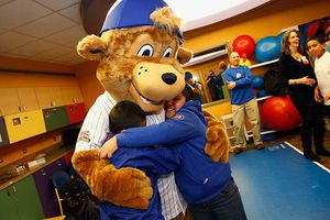 Mascota de Cachorros visita un hospital