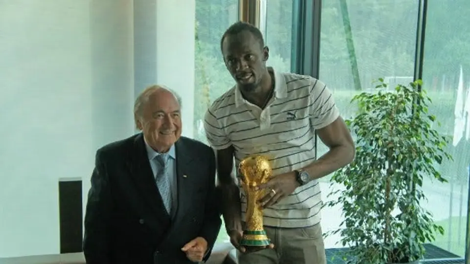 Usain Bolt levanta la Copa del Mundo