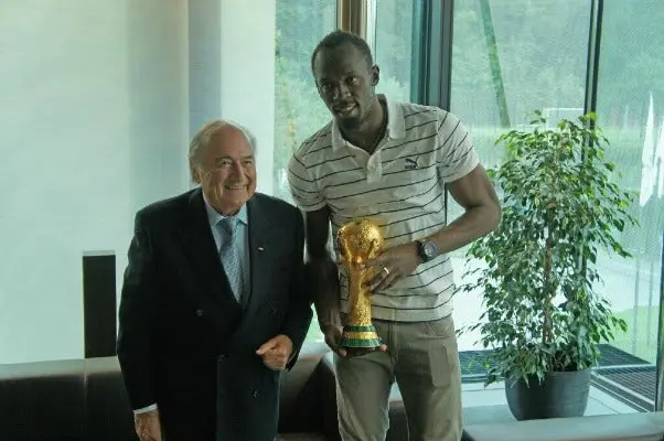 Usain Bolt levanta la Copa del Mundo