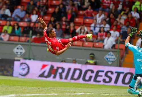 Ortiz alcanzó a conectar de 'tijera' en el aire ante Oswaldo Sánchez | CIRO GUTIÉRREZ