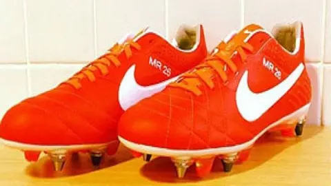 Puyol rinde homenaje con sus botines a un amigo