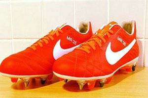 Puyol rinde homenaje con sus botines a un amigo