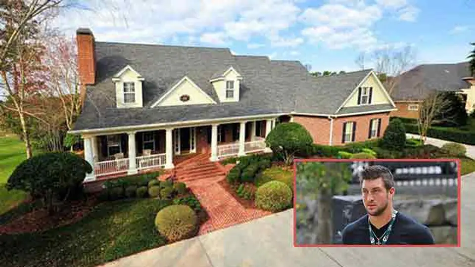 Aunque no tiene equipo, Tebow estrena casa