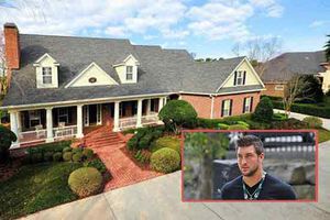 Aunque no tiene equipo, Tebow estrena casa