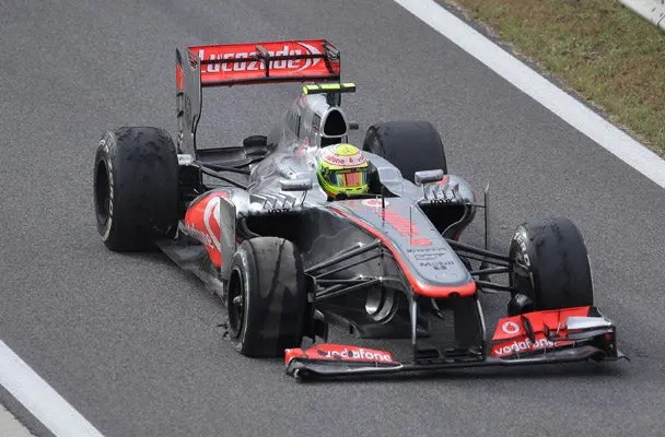 Checo Pérez sufre choque y queda fuera de la P2