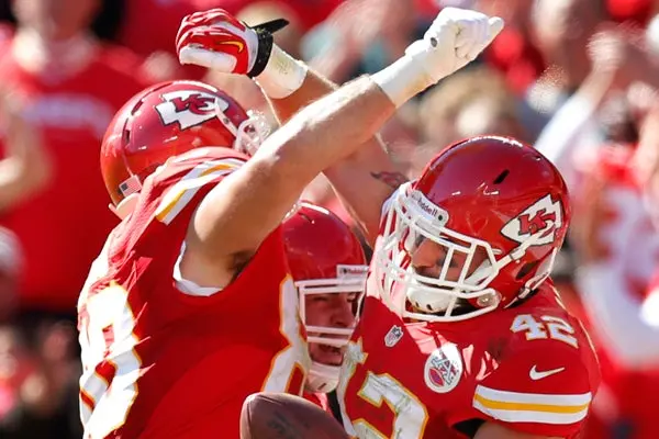 Kansas City se deshace de Cleveland y mantiene invicto