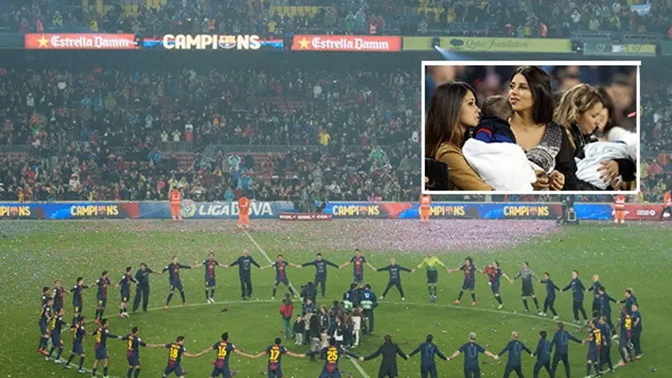 Jugadores del Barça comparten campeonato de Liga con sus mujeres e hijos