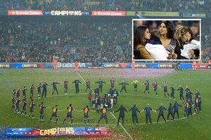 Jugadores del Barça comparten campeonato de Liga con sus mujeres e hijos