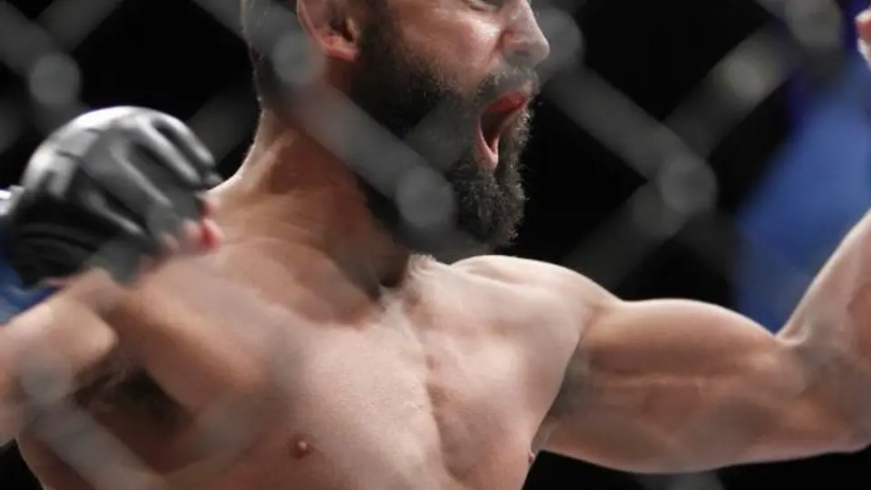 Hendricks sufre en el pesaje previo al UFC 171