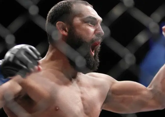 Hendricks sufre en el pesaje previo al UFC 171
