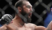 Hendricks sufre en el pesaje previo al UFC 171