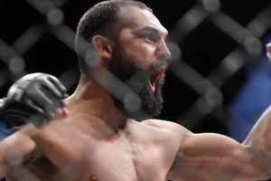 Hendricks sufre en el pesaje previo al UFC 171