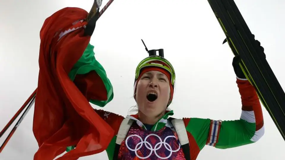 Darya Domracheva remonta y gana el oro en biatlón femenino