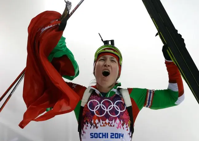 Darya Domracheva remonta y gana el oro en biatlón femenino