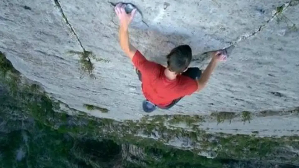 Honnold escala acantilado sin equipamiento