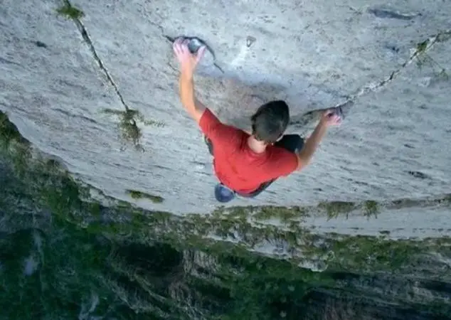 Honnold escala acantilado sin equipamiento