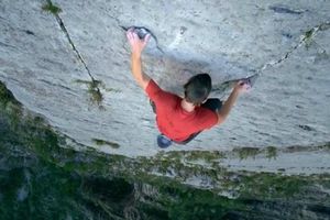 Honnold escala acantilado sin equipamiento