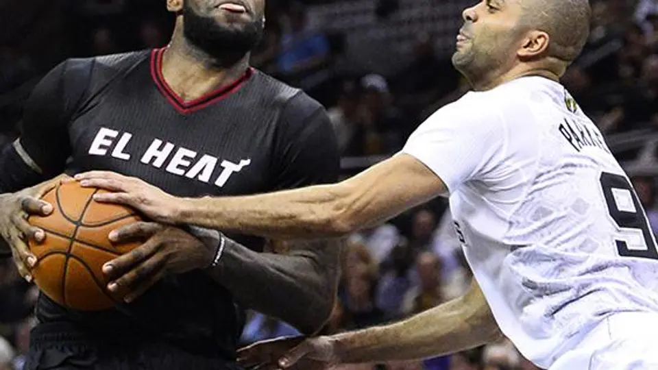 Spurs derrota al Heat y suma cinco triunfos al hilo