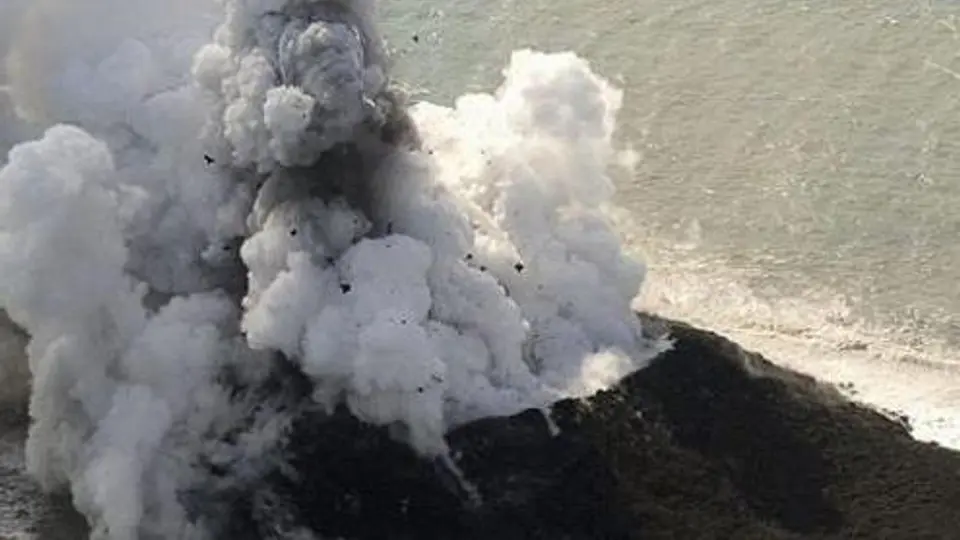 Erupción crea nueva isla en Japón