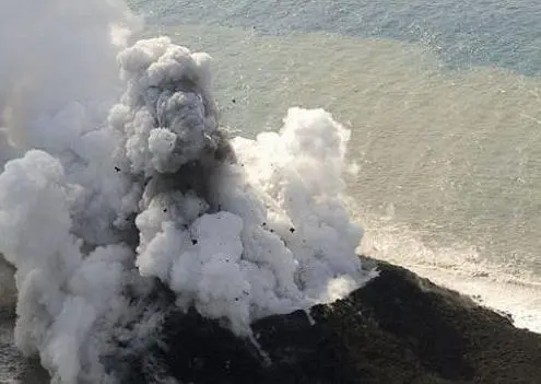 Erupción crea nueva isla en Japón