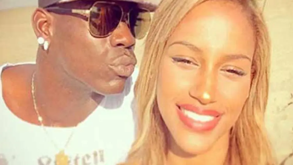 Balotelli se compromete con Fanny Neguesha en Brasil