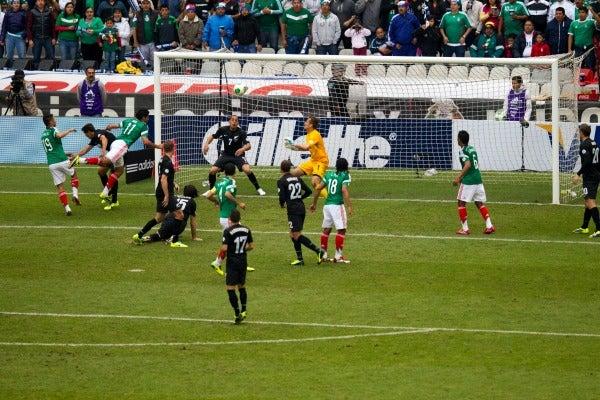 Momento justo en que Raúl Jiménez remata de cabeza para marcar un gol | BERNARDO MALDONADO