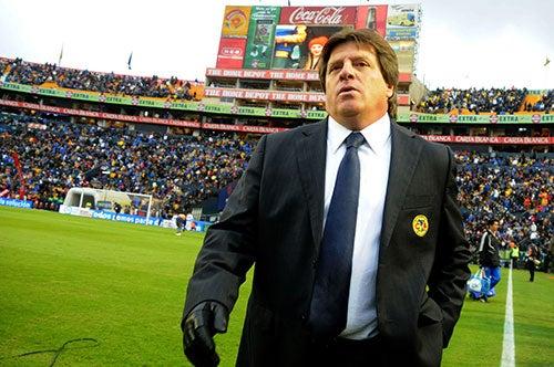 Herrera camina en el césped del Universitario | MEXSPORT