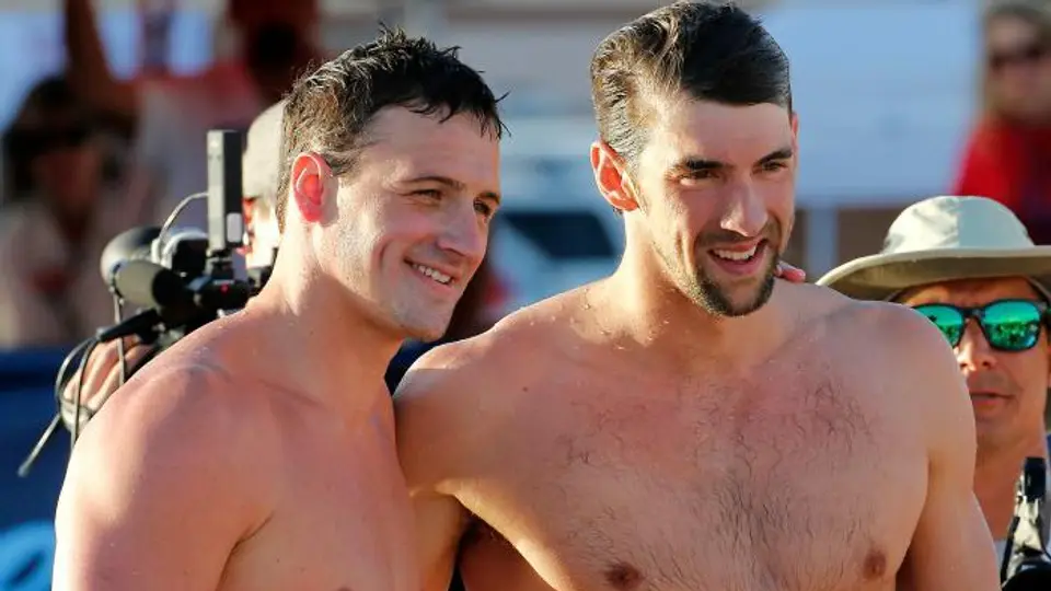 Lochte vence a Phelps en su regreso