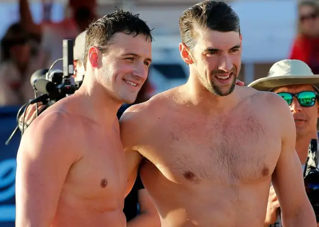 Lochte vence a Phelps en su regreso