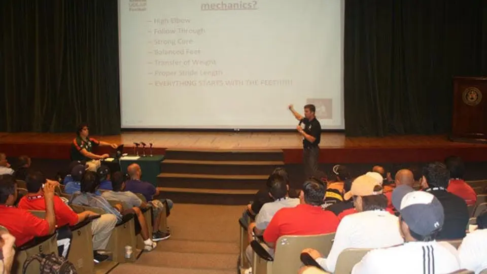 AFCAM impulsa el desarrollo de coaches de americano en México