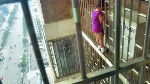 Dramático rescate de una niña atorada en un ventana del piso 24