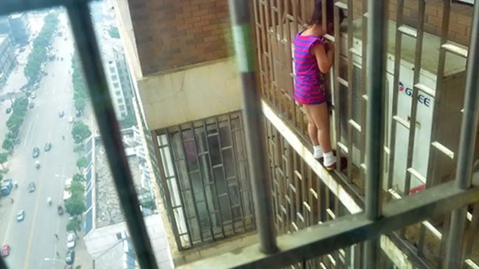 Dramático rescate de una niña atorada en un ventana del piso 24