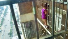 Dramático rescate de una niña atorada en un ventana del piso 24
