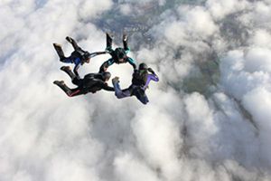 Veterano paracaidista sufre caída fatal en California