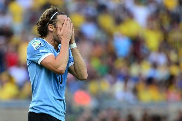 Diego Forlán se lamenta tras fallar el penalti | MEXSPORT