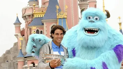 Rafael Nadal celebra en Euro Disney su octavo trofeo de Roland Garros