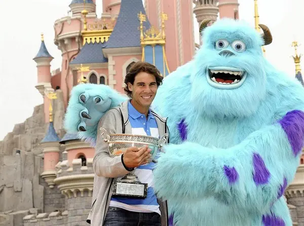 Rafael Nadal celebra en Euro Disney su octavo trofeo de Roland Garros