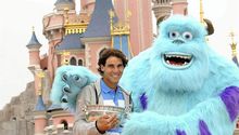 Rafael Nadal celebra en Euro Disney su octavo trofeo de Roland Garros