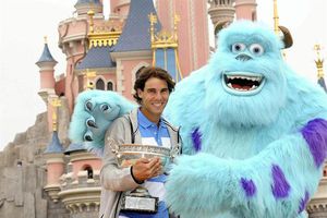Rafael Nadal celebra en Euro Disney su octavo trofeo de Roland Garros