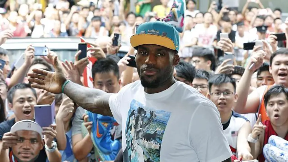 LeBron se disculpa con sus vecinos con pasteles