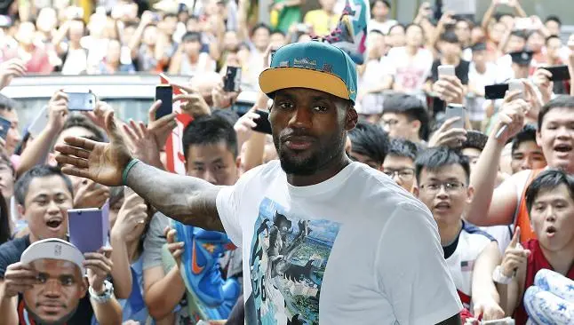 LeBron se disculpa con sus vecinos con pasteles