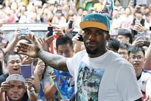LeBron se disculpa con sus vecinos con pasteles