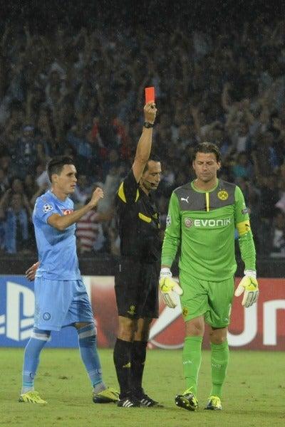 Momento en el que el arquero del Dortmund, Roman Weidenfeller, es expulsado | AP