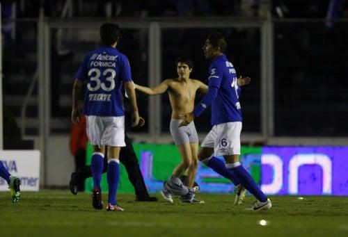 Un espontáneo se metió a la cancha del Estadio Azul | BERNARDO MALDONADO