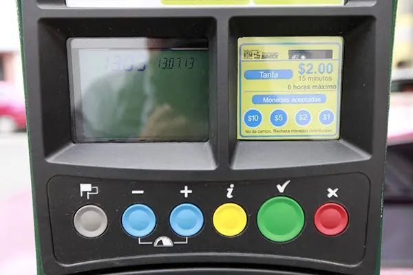 Alertan de falsos gestores que tramitan tarjetones de exención de pago de parquímetro