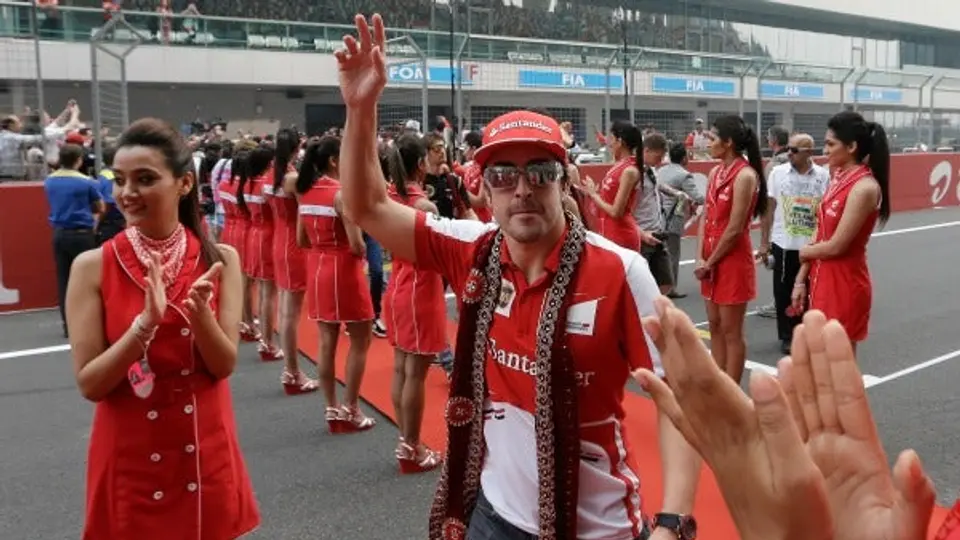 Alonso felicita a Vettel por su tetracampeonato