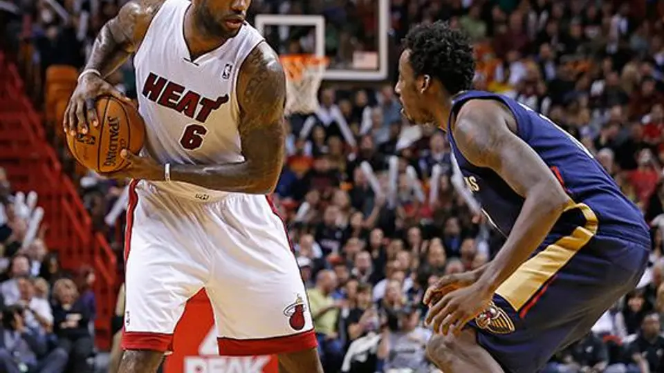 LeBron guía al Heat a la victoria